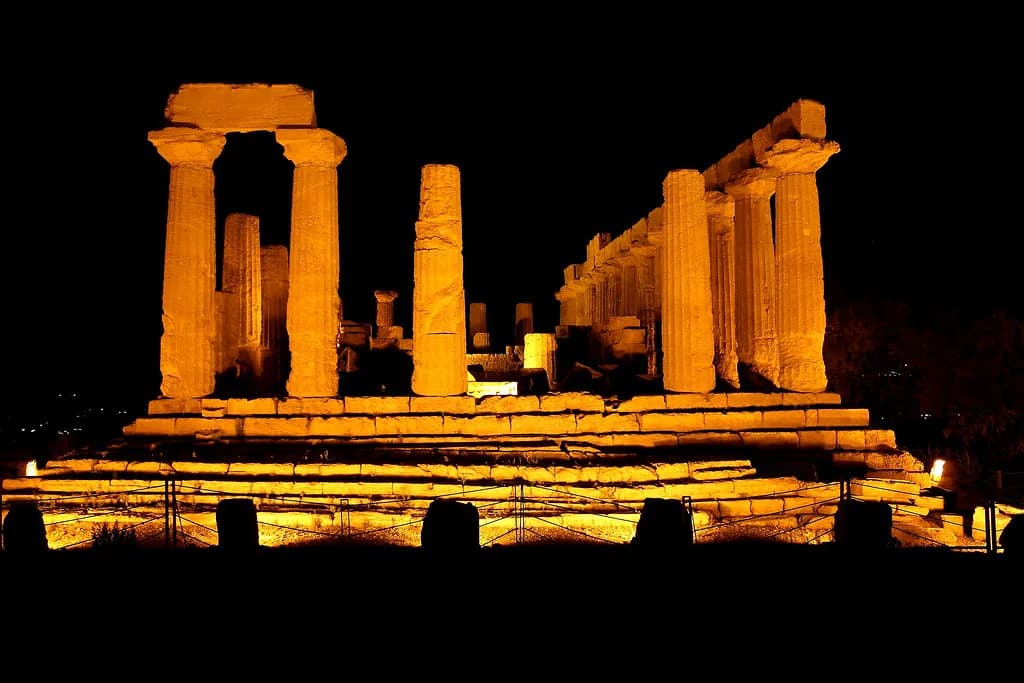 Agrigento Evening Guide: Passeggiata, Dinner and Lit Temples