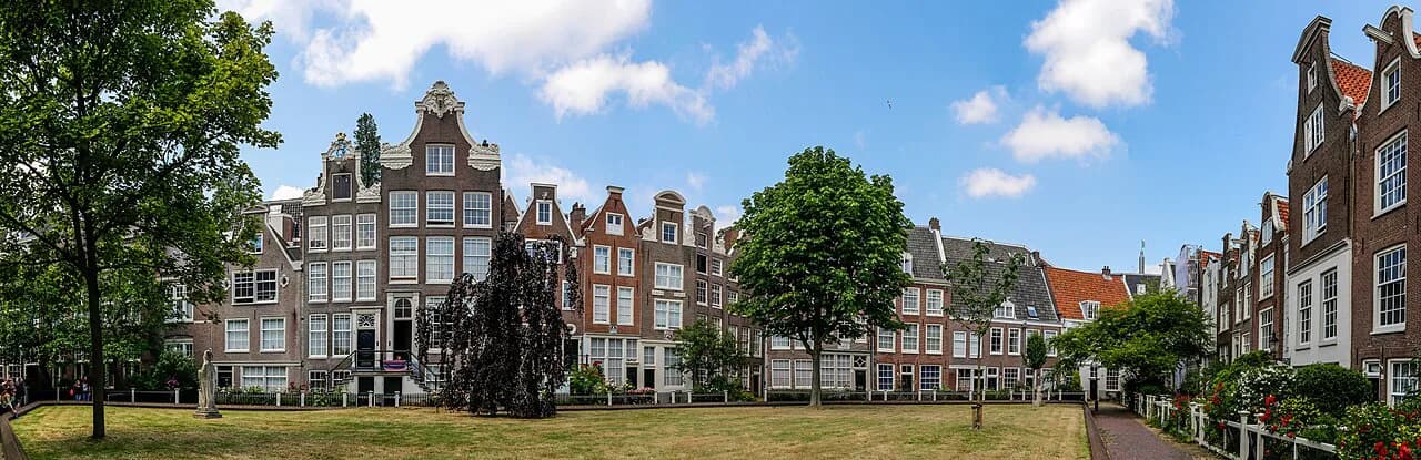 Amsterdam Hofjes: Hidden Courtyards Walk & Visiting Rules