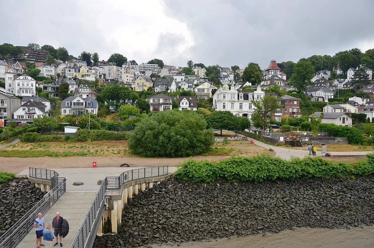 Blankenese Hamburg Guide: Treppenviertel Stairs, Elbe Beaches, and Getting There