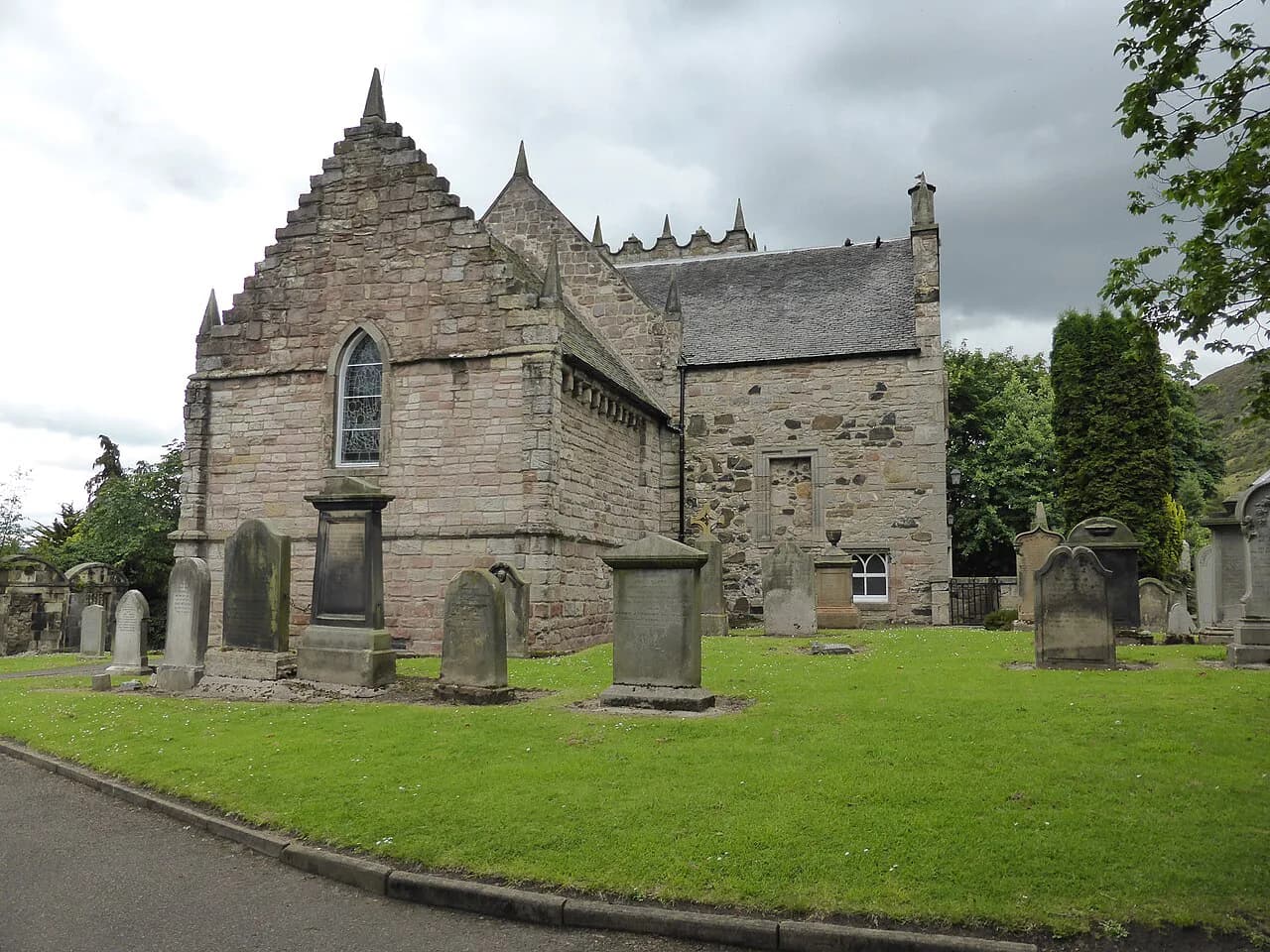 Duddingston Village, Edinburgh: Guide to the Sheep Heid Inn, Kirk & Loch