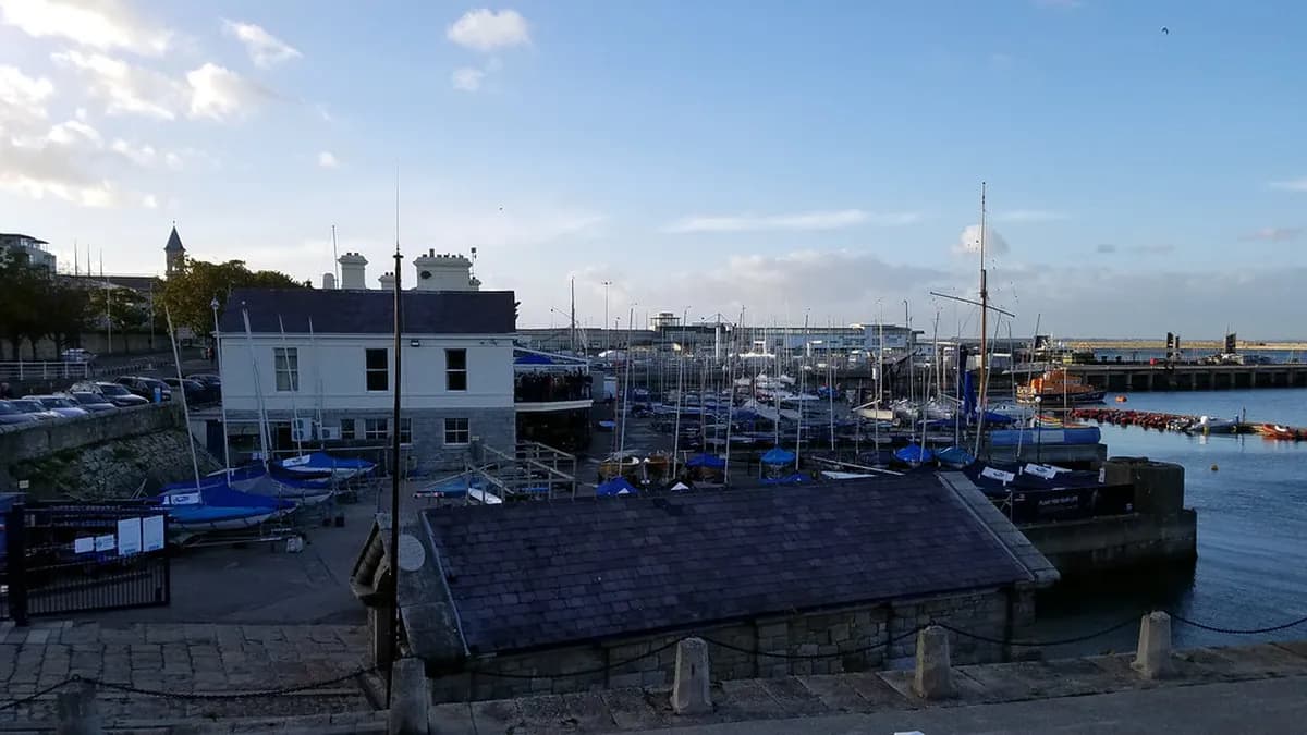 Dún Laoghaire Guide: Piers, Swims & Market 2026