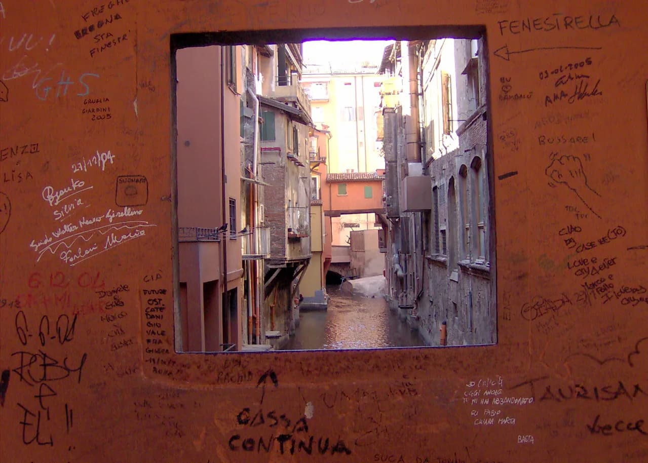 Finestrella di Via Piella: Bologna's Little Venice Window
