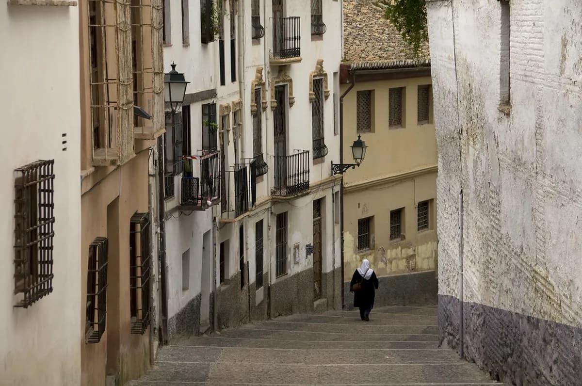 Granada Local Food Guide 2026: Tapas Etiquette and Local Dishes