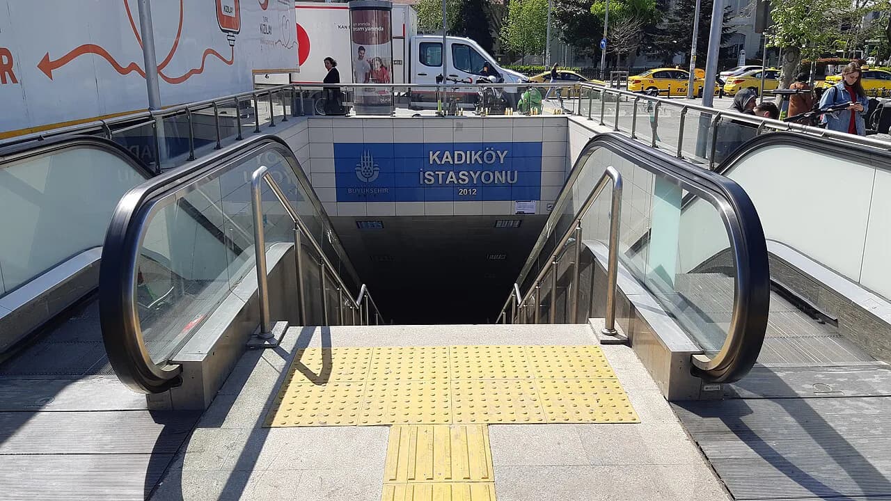 Kadikoy Istanbul Guide: Ferries, Moda, and a 1-Day Itinerary (2026)
