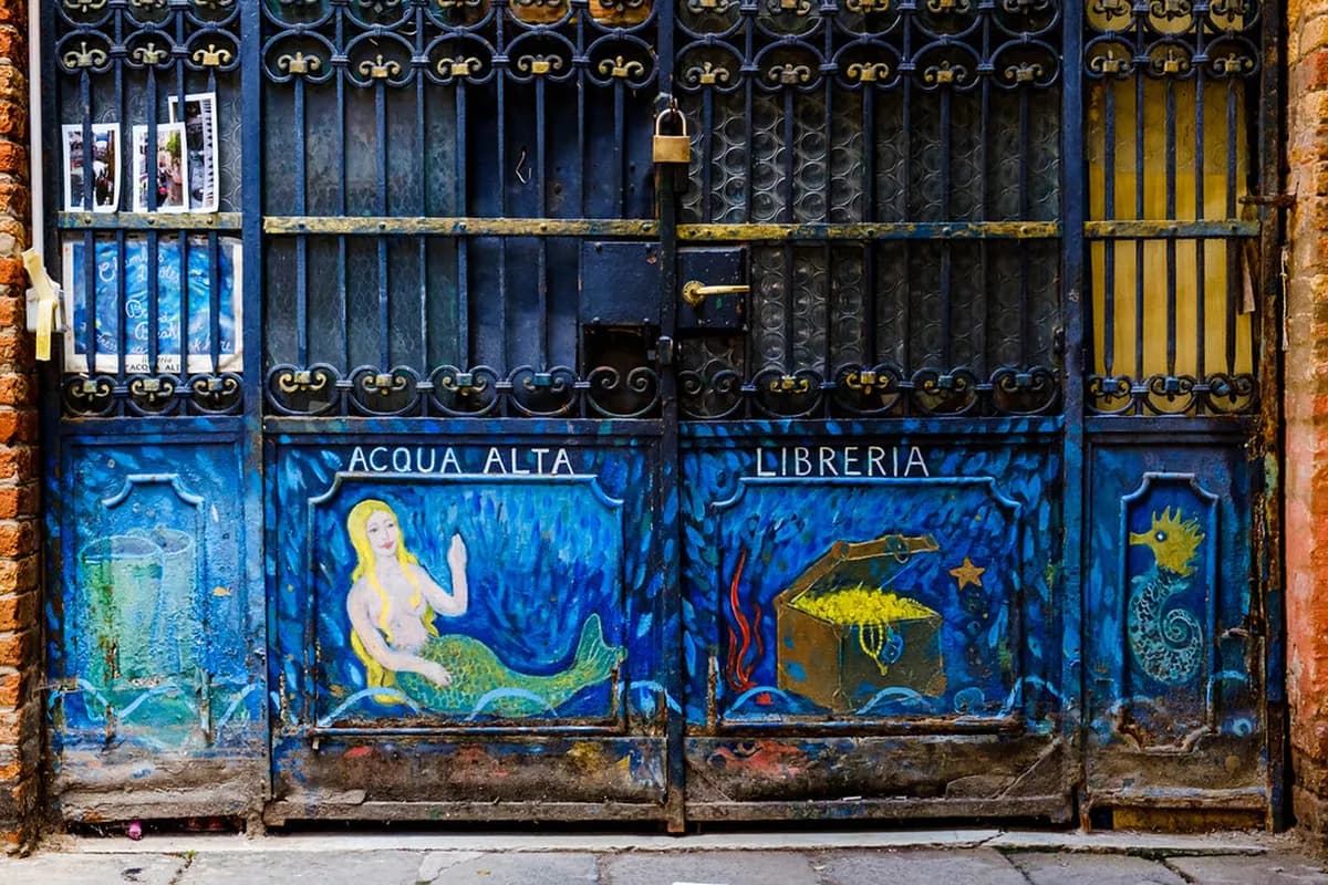 Libreria Acqua Alta Visitor Guide: Venice's Unique Bookstore