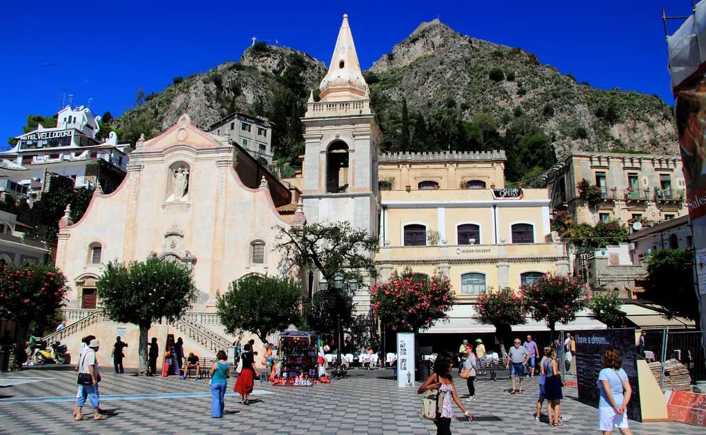 Piazza IX Aprile & Via del Teatro Greco: Taormina Walk Guide