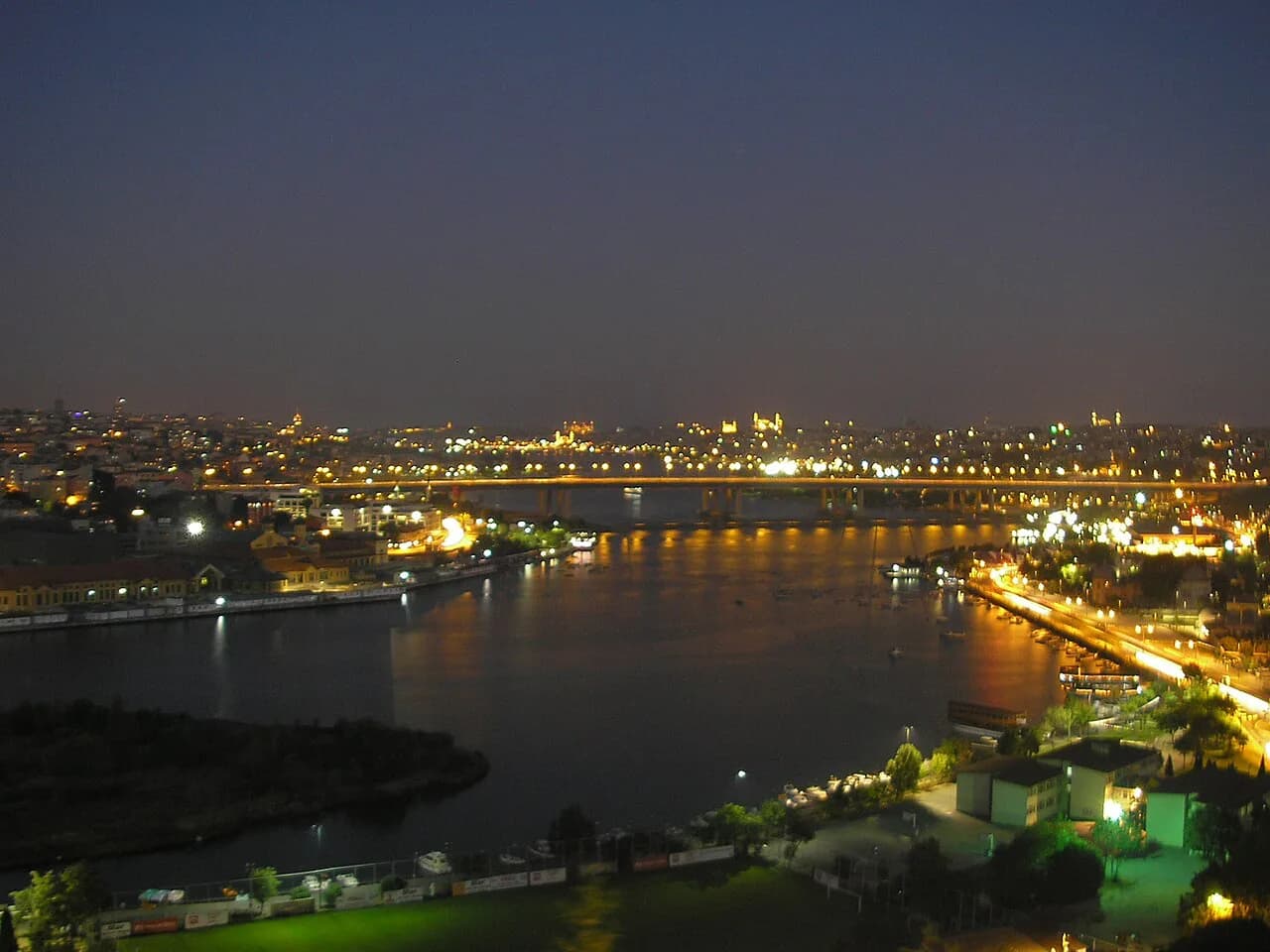 Pierre Loti Hill in Eyüp, Istanbul: Cable Car, Cemetery Walk & Golden Horn Views (2026 Guide)