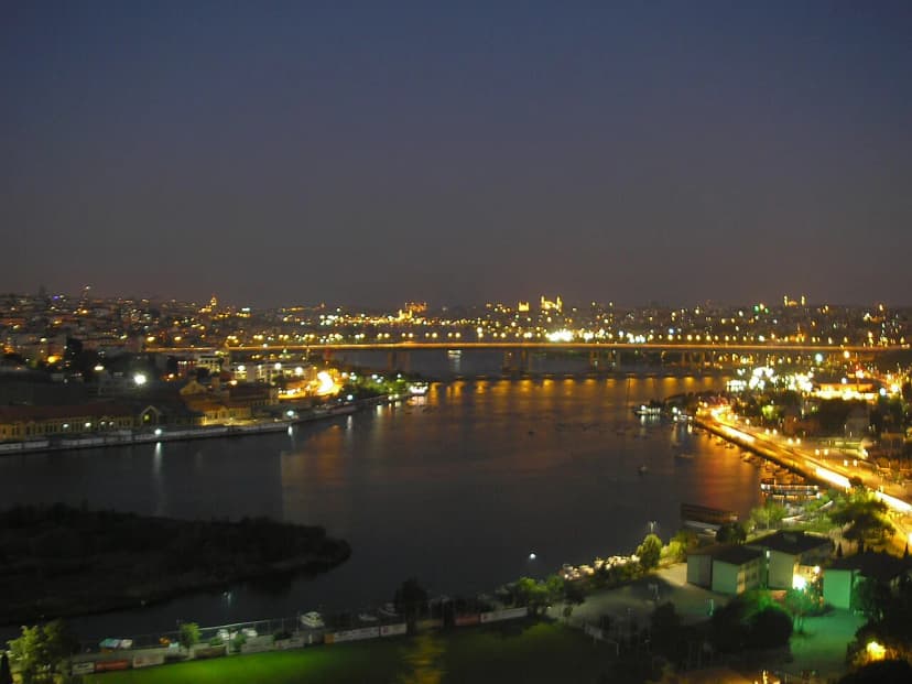 Pierre Loti Hill in Eyüp, Istanbul: Cable Car, Cemetery Walk & Golden Horn Views (2026 Guide)