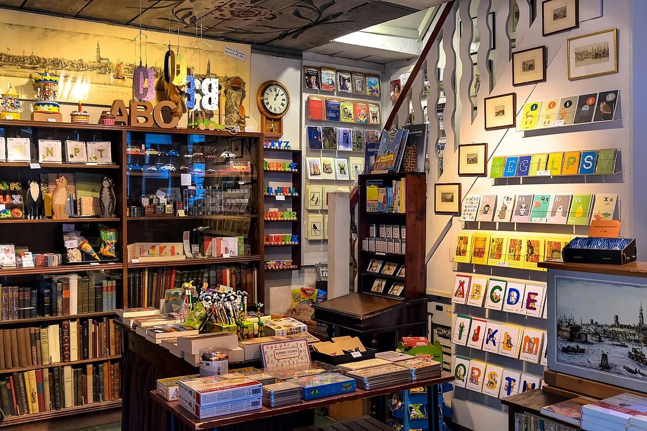Secret Spots in Hamburg: Quiet Courtyards, Markets & Water Views