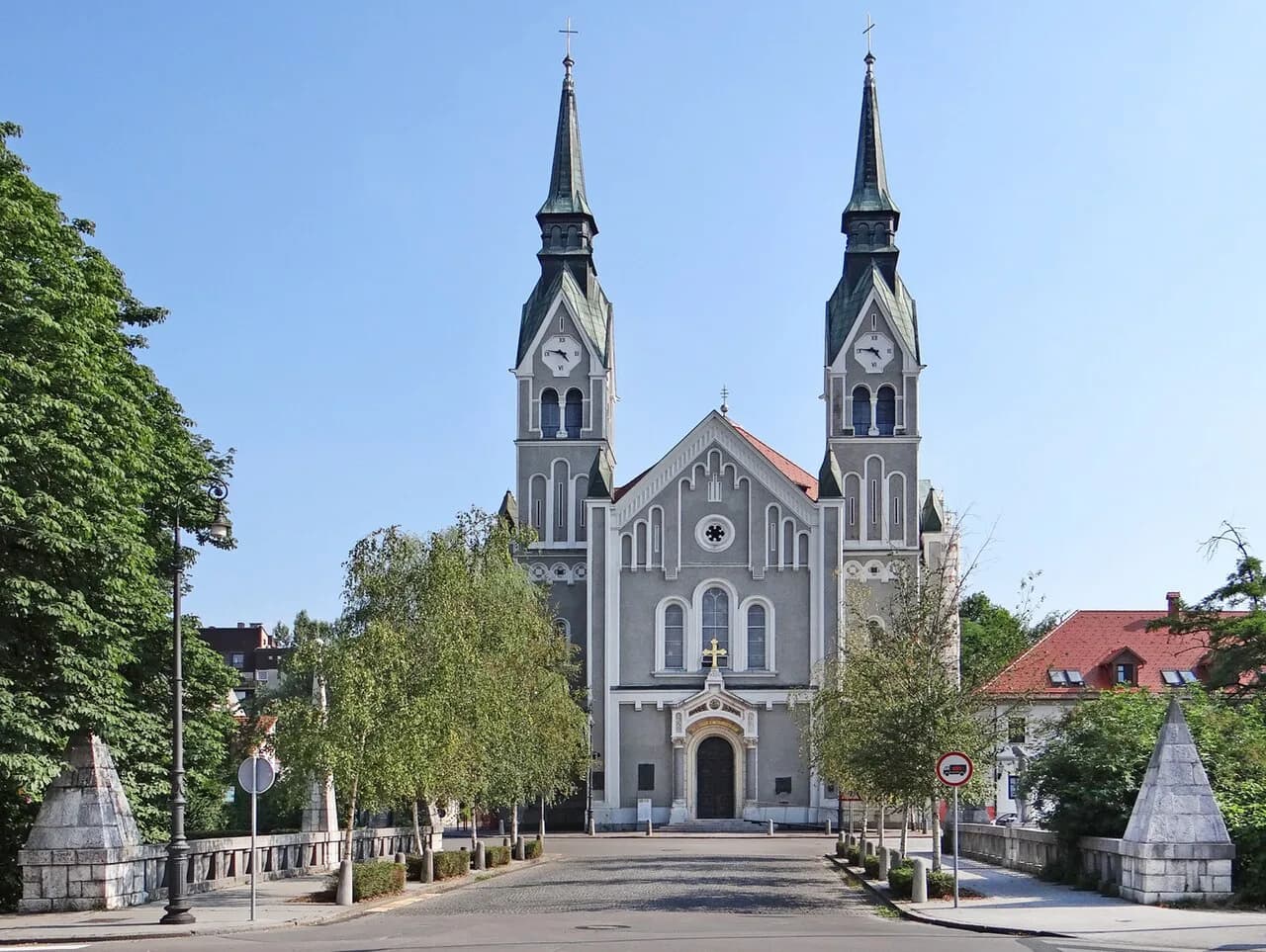 Trnovo Ljubljana Guide: Plečnik's Bridge, Krakovo, and Local Bars