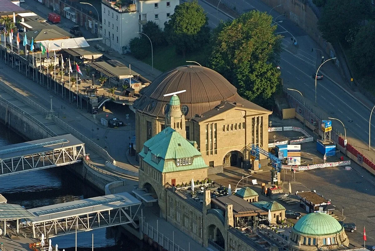 Eingangsgebäude zum Alten Elbe Tunnel — 2