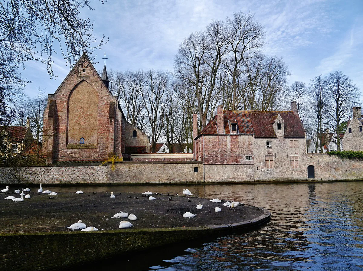 Whitewashed houses around the tranquil courtyard of the Begijnhof in Bruges — 1