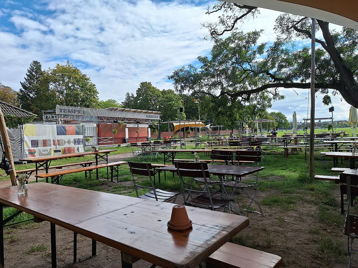 Tempelhofer Feld Biergarten Tempel Garten — 1