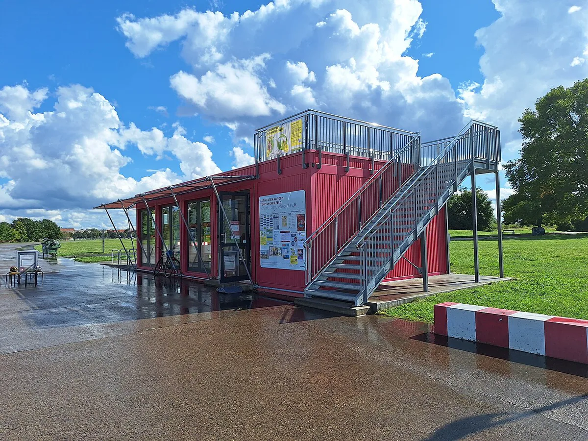 Tempelhofer Feld Infocontainer — 1
