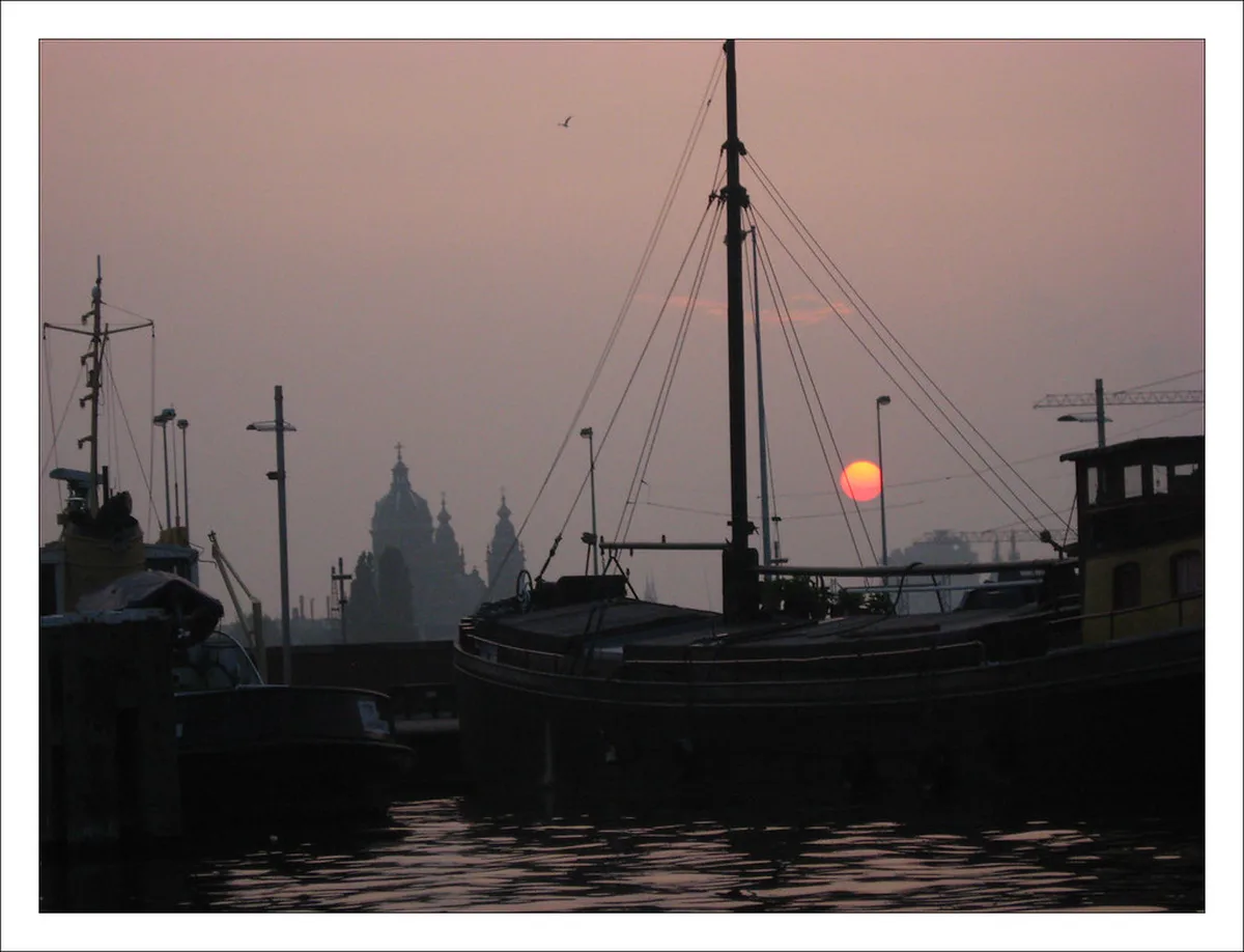 Knowing and historic canal architecture in Amsterdam, Netherlands