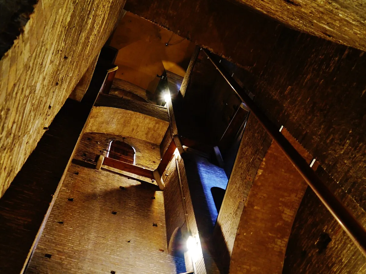 Modena Ghirlandina Interno Scala 1 — 1