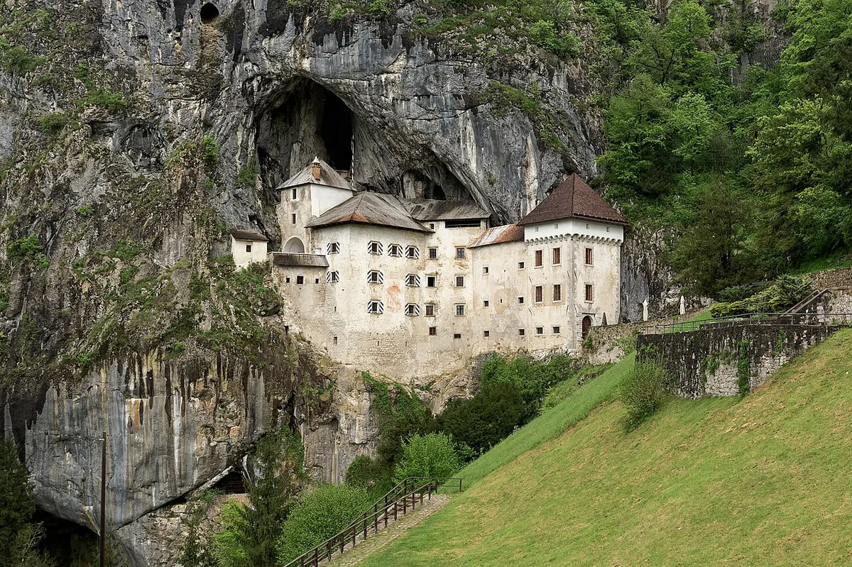 Bled Castle above Lake Bled with the Julian Alps behind, a popular day trip from Ljubljana — 2