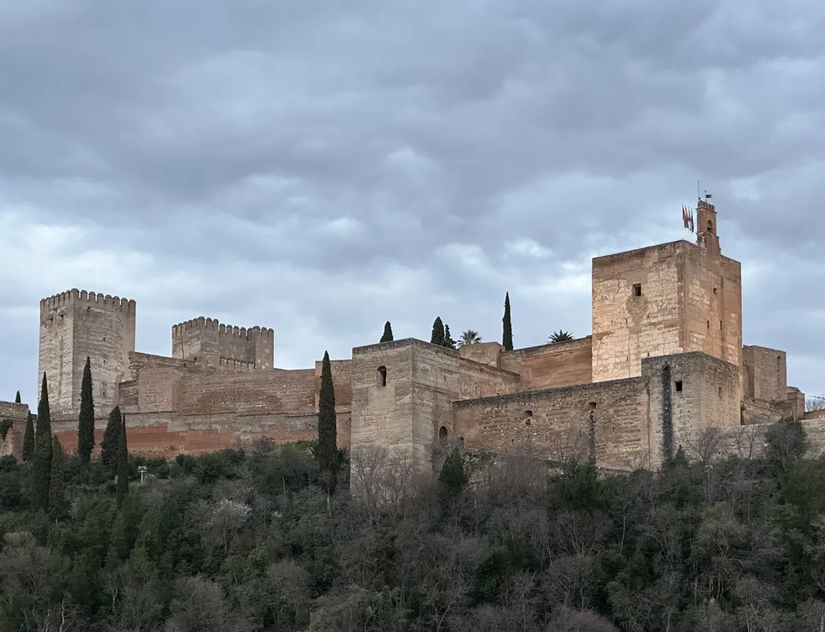 How to Spot a Tourist Trap Near Plaza Nueva and Carrera del Darro in Granada