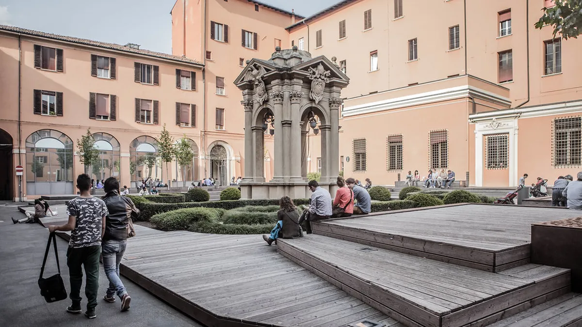 Avoiding the Invisible Crowds: Trade Fairs and the University Calendar in Bologna