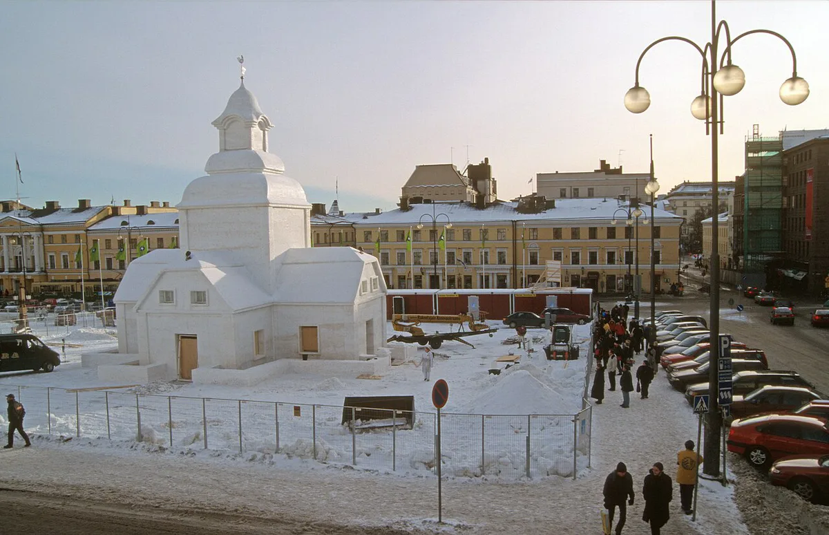 Quiet early-morning street near Senate Square in central Helsinki with few visitors — 1