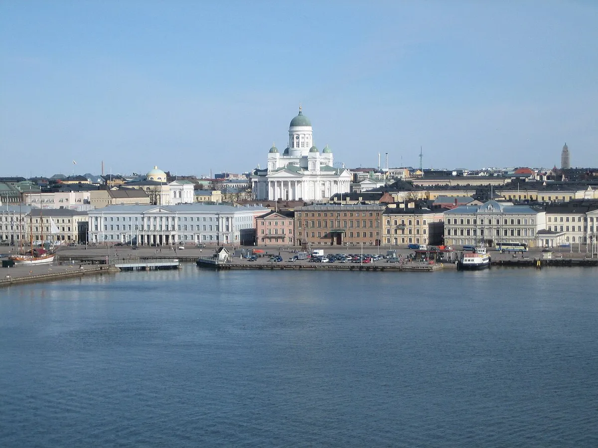 Quiet early-morning street near Senate Square in central Helsinki with few visitors — 2