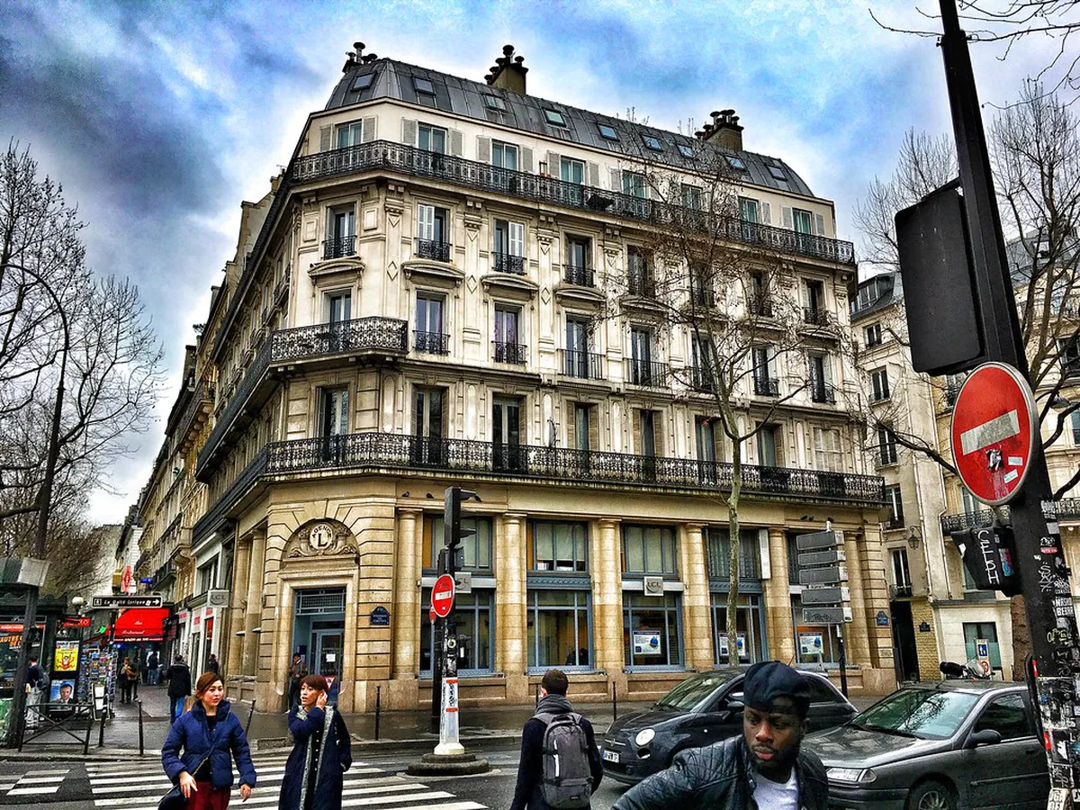 The Anti-Crowd Logistics Guide: Sundays, Transport, and Traboule Etiquette in Lyon