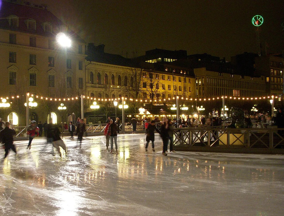 Quiet spring morning along a Stockholm canal with the City Hall in the background and few tourists in sight — 1
