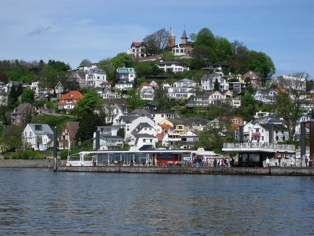 Whitewashed cottages along the winding stairways of the Treppenviertel in Blankenese, Hamburg — 1