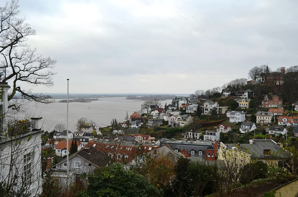 Whitewashed cottages along the winding stairways of the Treppenviertel in Blankenese, Hamburg — 2