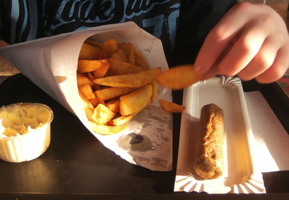 Frites  fricandelle  mayo — 2
