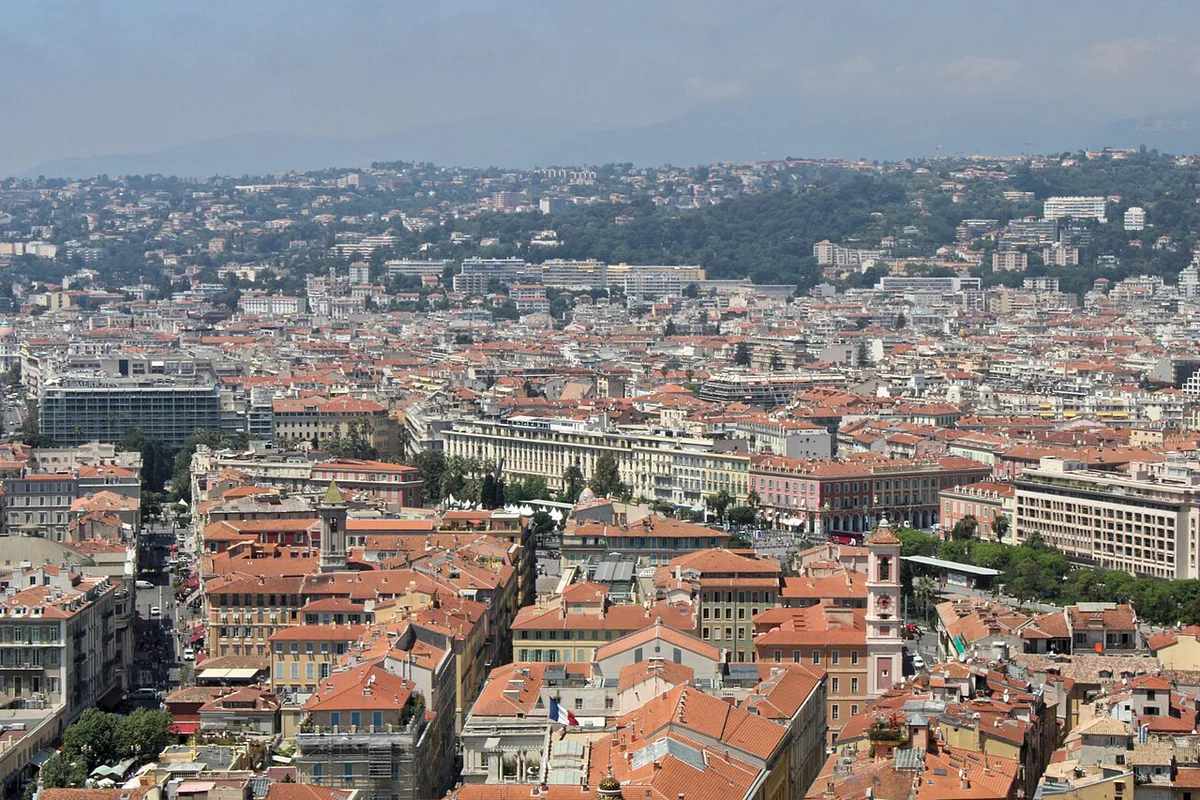 Panoramic view over the Baie des Anges and Promenade des Anglais from Colline du Château in Nice — 2