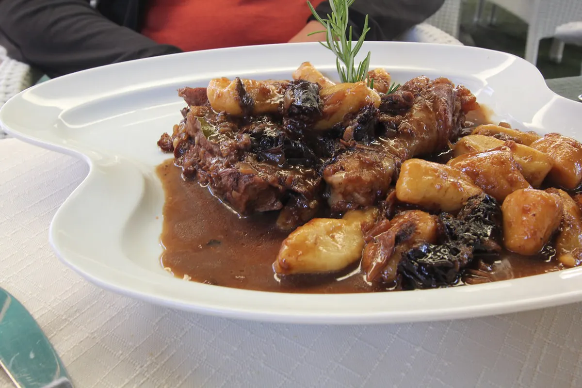 How to Budget a Dubrovnik Food Day — a scene in Dubrovnik