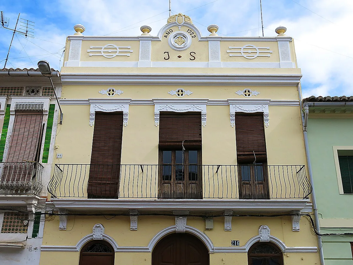 Colourful ceramic-tiled facades of traditional fishermen's houses in El Cabanyal, Valencia — 1