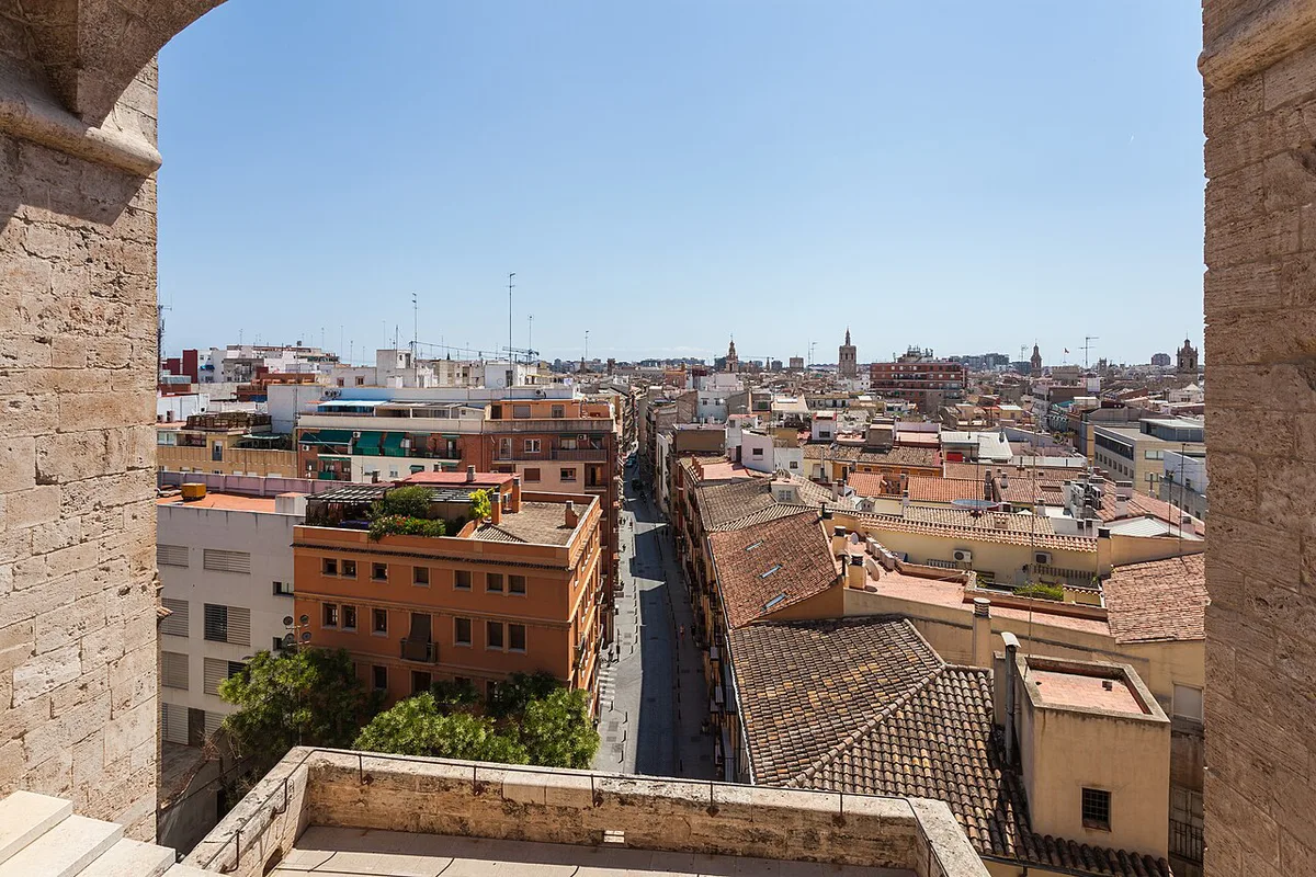 Narrow medieval street with colourful street art murals in Valencia's El Carmen district — 1