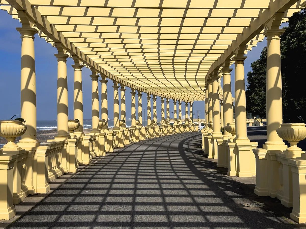 Pergola da Foz with waterfront cafes and dining along the Porto promenade