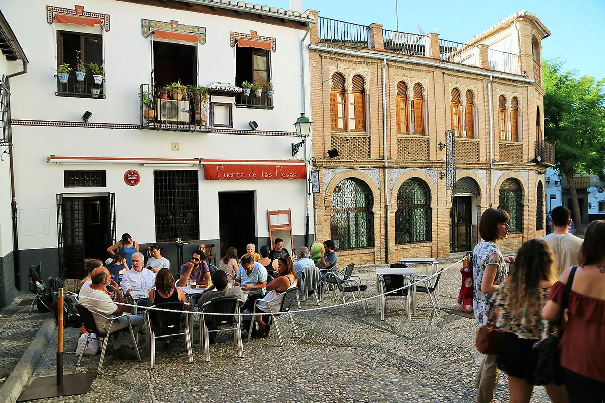 Peacocks roaming the fountains and gardens of Carmen de los Mártires in Granada — 2