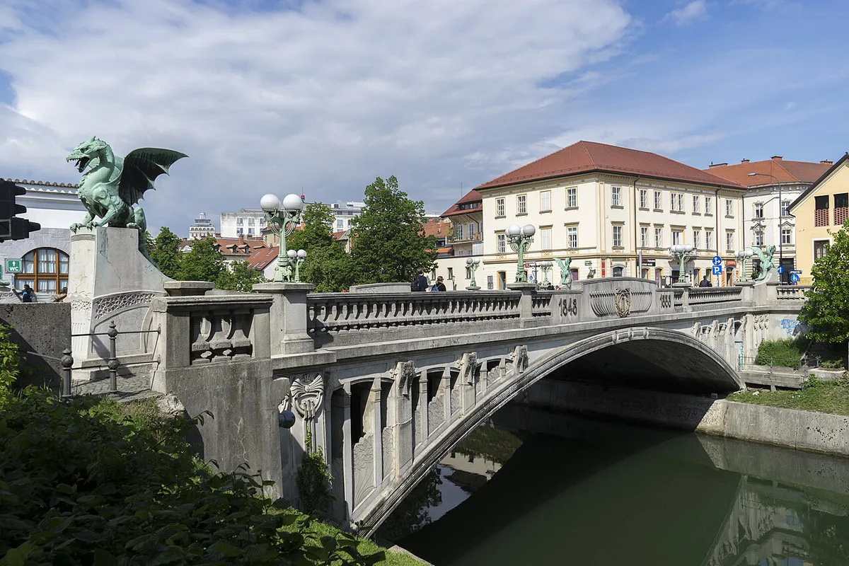 Free public grounds of the Ljubljana Botanical Garden along the Ljubljanica river — 2