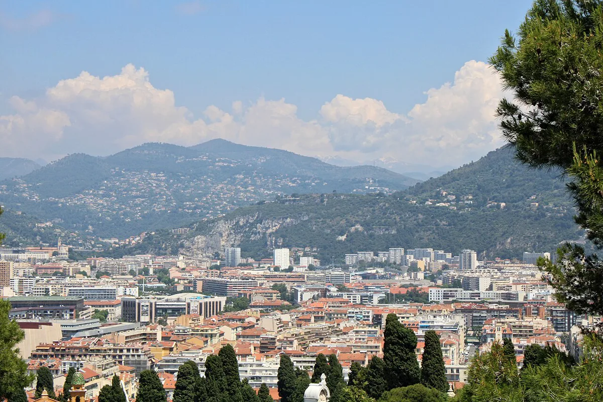 Visitors enjoying free panoramic views from Colline du Château park in Nice — 1