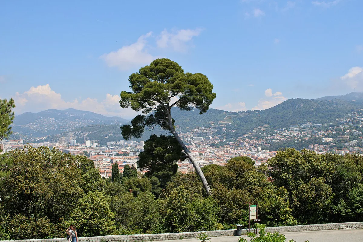 Visitors enjoying free panoramic views from Colline du Château park in Nice — 2