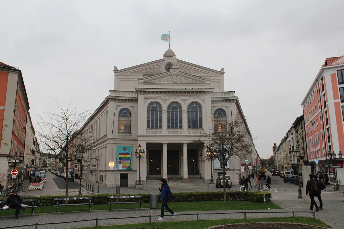 Gärtnerplatz square with its theatre and flower beds in Munich's Glockenbachviertel — 1