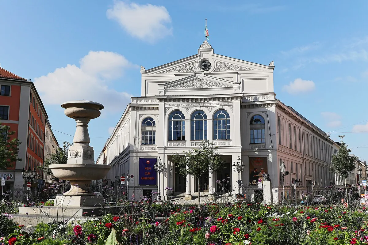 Gärtnerplatz square with its theatre and flower beds in Munich's Glockenbachviertel — 2