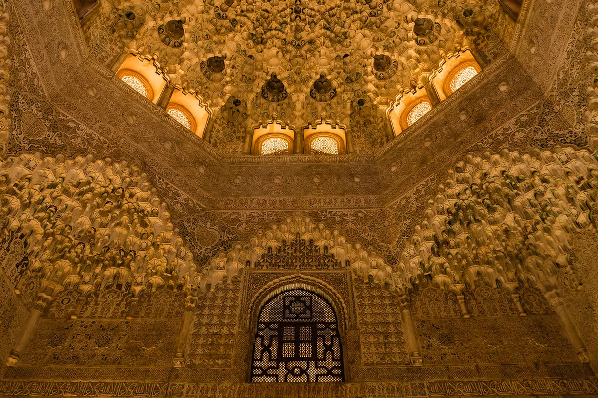 A Tapas Crawl Itinerary from Calle Elvira to the Realejo in Granada