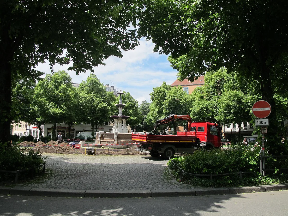 Weissenburger Platz fountain in the French Quarter of Haidhausen, Munich — 1