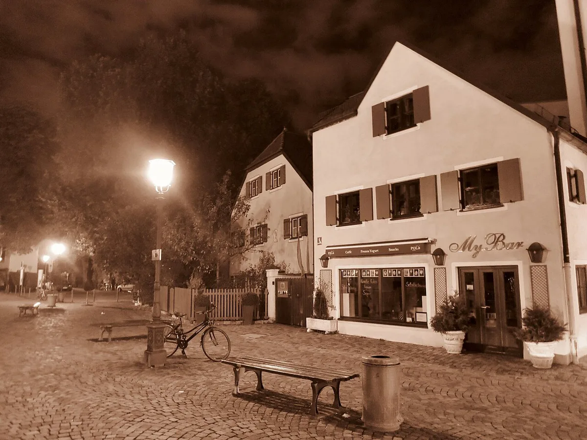 Weissenburger Platz fountain in the French Quarter of Haidhausen, Munich — 2