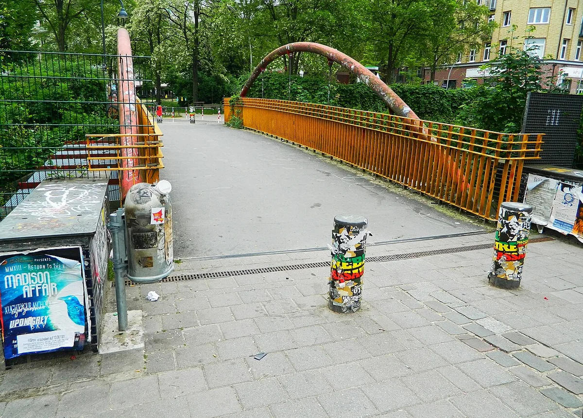 Cobbled Ottenser Hauptstrasse lined with cafes and boutiques in Hamburg's Ottensen district — 1