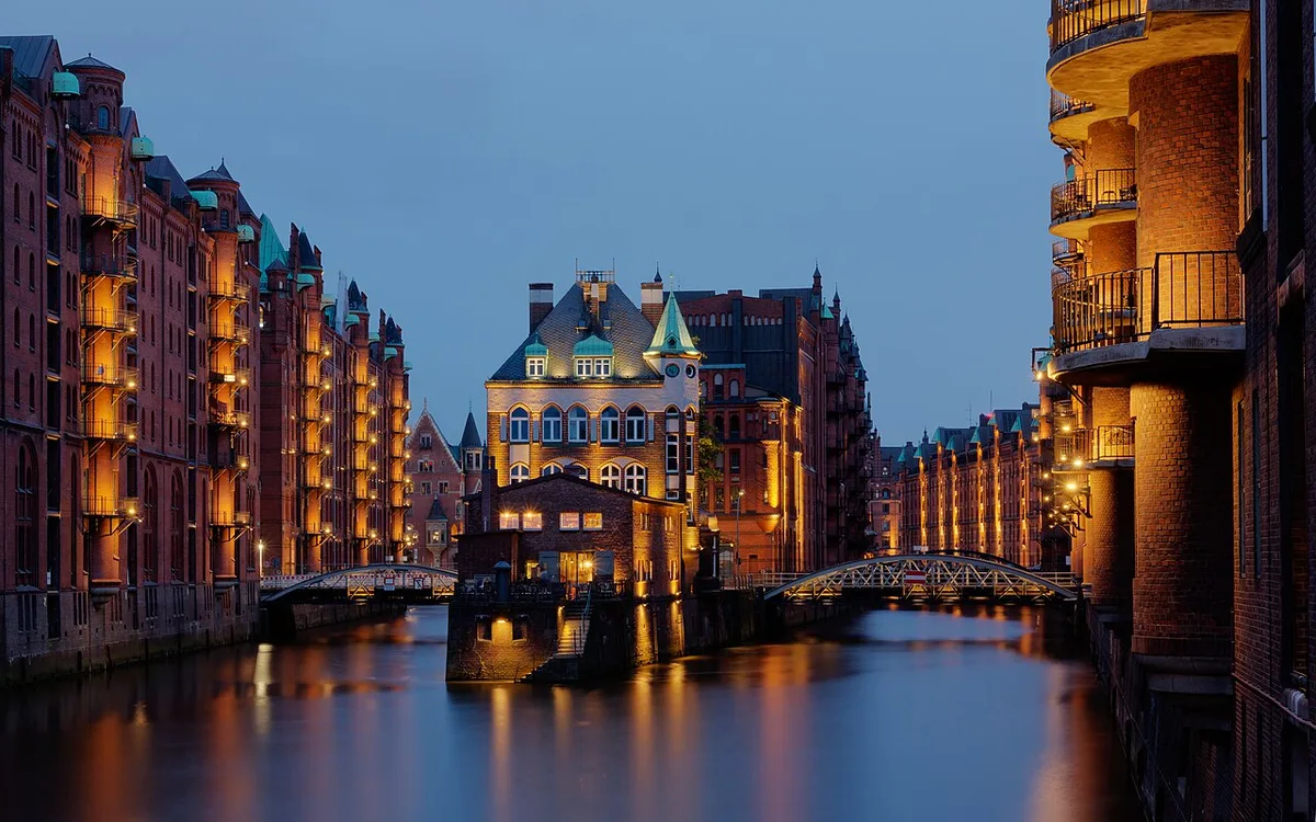 Cobbled Ottenser Hauptstrasse lined with cafes and boutiques in Hamburg's Ottensen district — 2