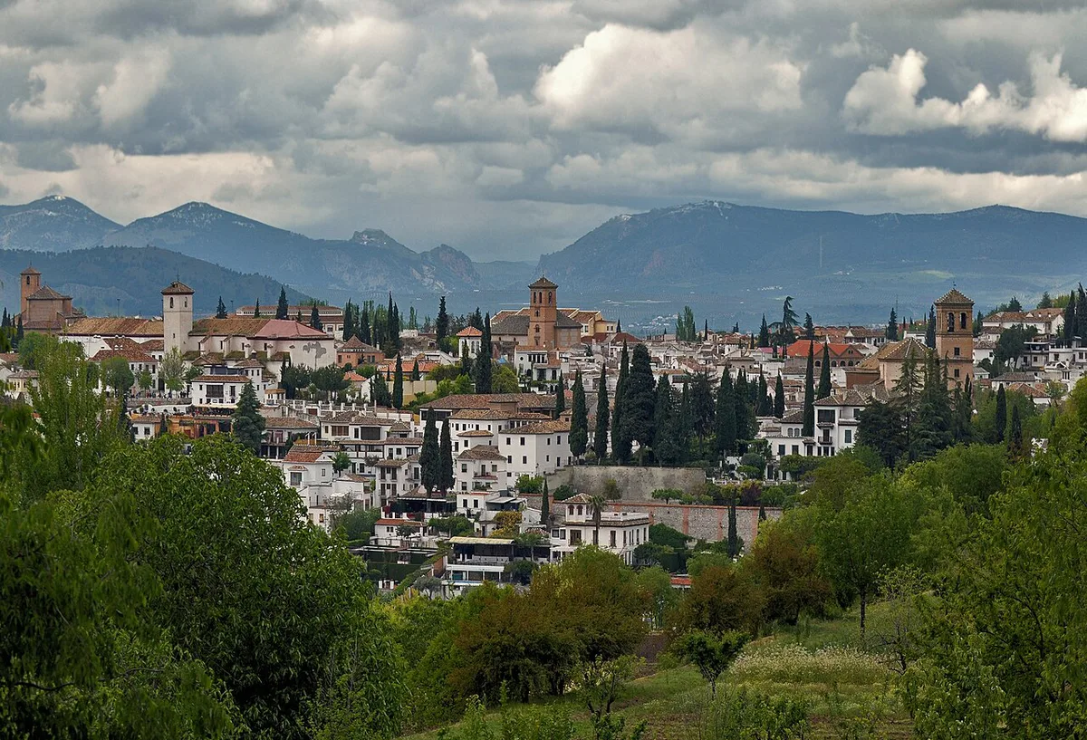 Whitewashed cave houses of Sacromonte overlooking the Alhambra in Granada at dusk — 1