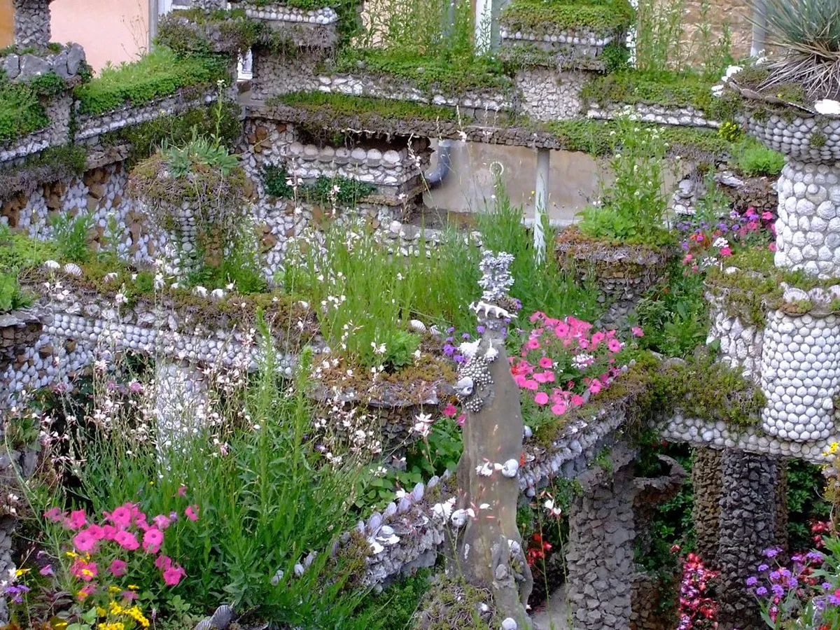 What Is Jardin Rosa Mir in Lyon? — a scene in Lyon