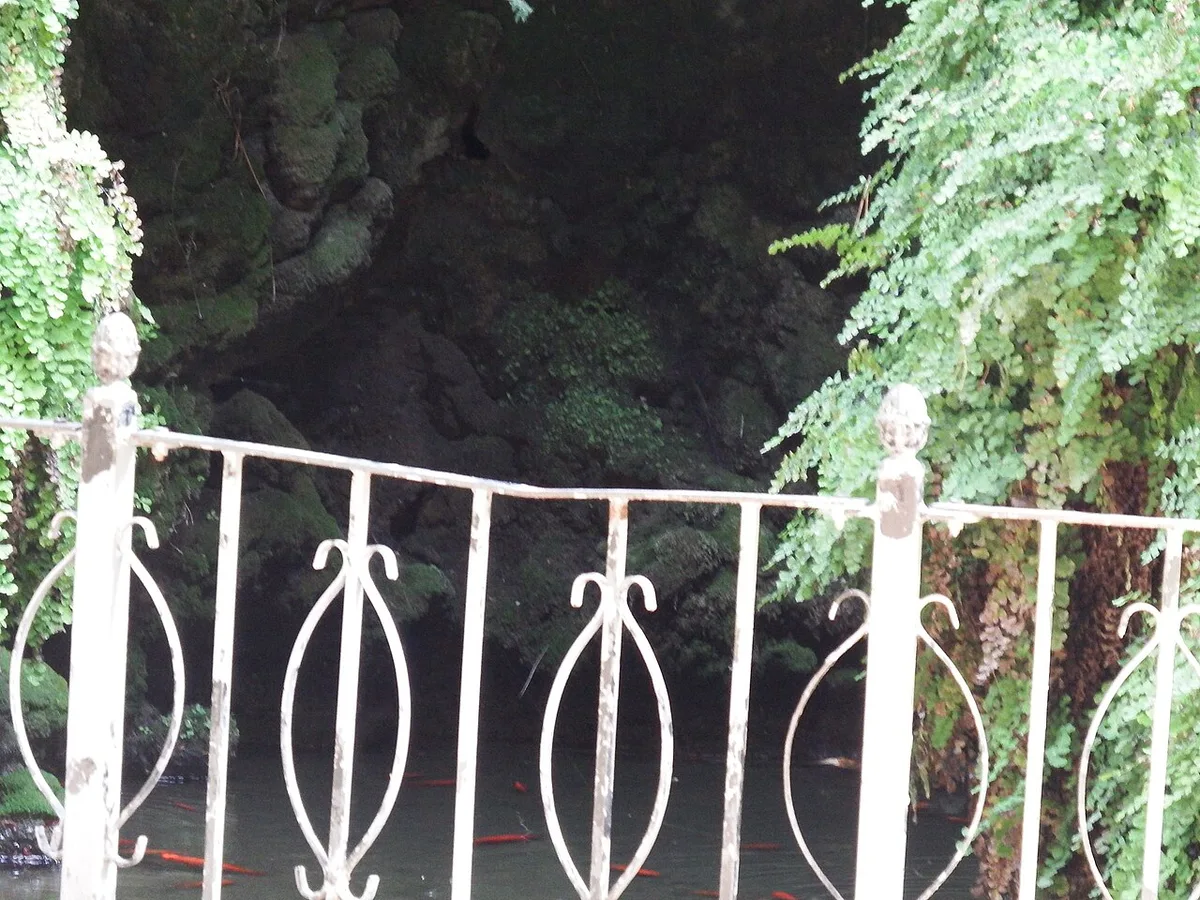 Classical statues and geometric hedges in the neoclassical Jardines de Monforte, Valencia — 1