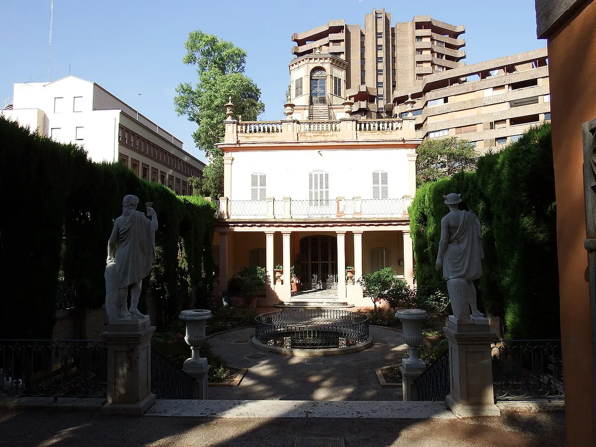 Classical statues and geometric hedges in the neoclassical Jardines de Monforte, Valencia — 2